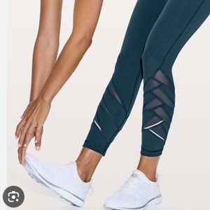 Lululemon motionful high rise mesh 7/8 legging 
Size 6